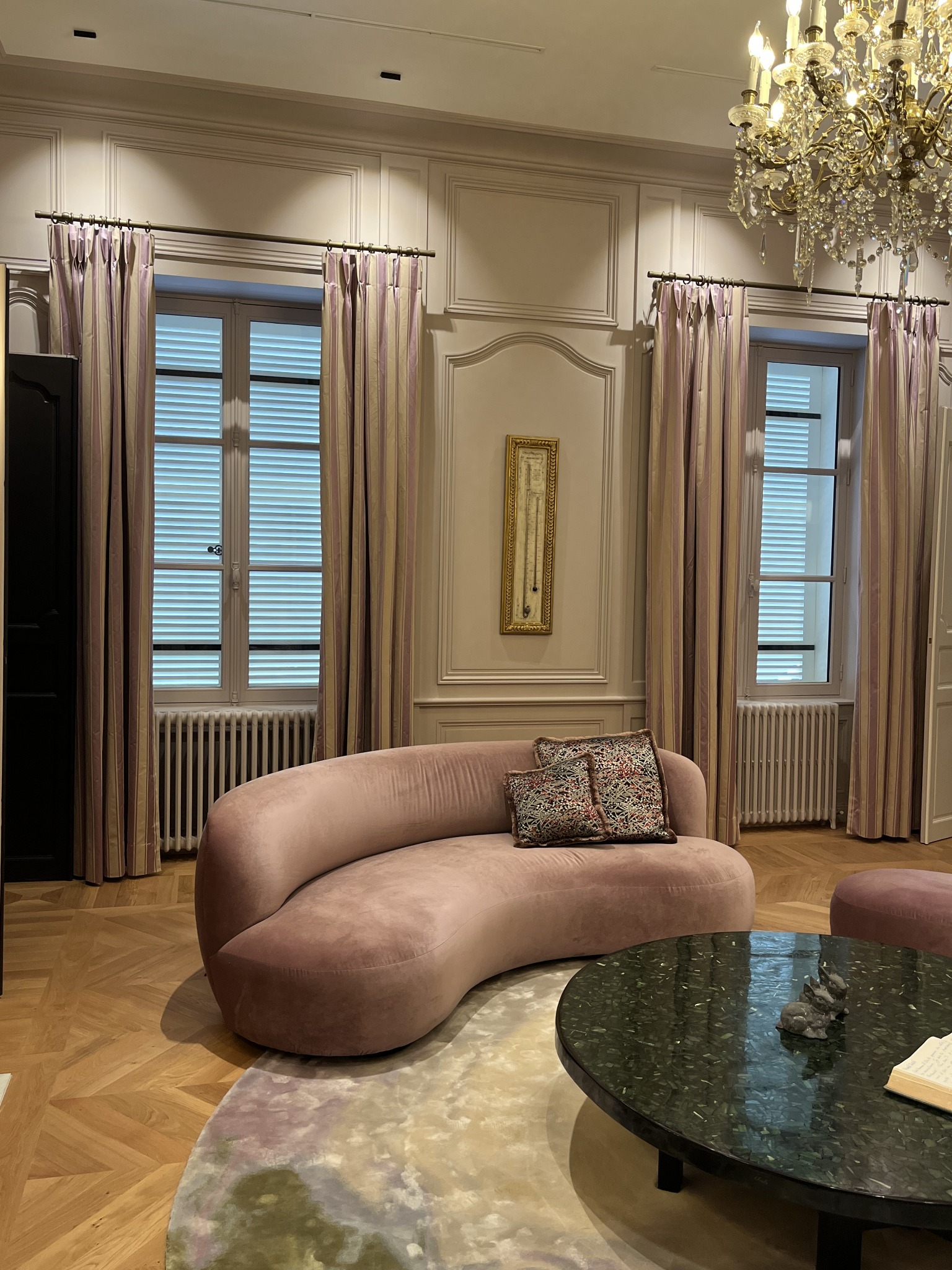Rideaux aux tons doux dans un salon